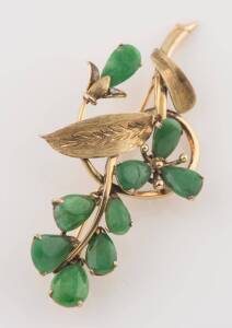 A jade spray brooch. 14k yellow gold. Weight 7.55 grams. Length 5.8cm.
