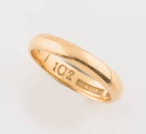 A gold wedding band, Dumbrell, Melbourne. 18ct yellow gold. Weight 4.39 grams. Size P ½.