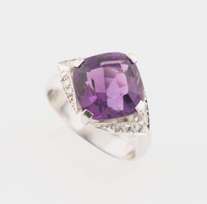 An amethyst and diamond ring. 14ct white gold. Weight 7.68 grams. Size Q ½. 