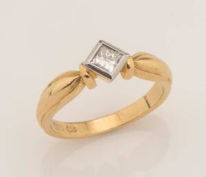 A 0.30 carat princess cut diamond ring. 18ct yellow gold. Weight 5.13 grams. Size N ½.