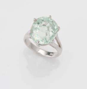 An apatite ring. 18ct white gold. Weight 7.37 grams. Size L ½.