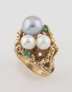 A cultured pearl and emerald ring, of freeform design. 14ct yellow gold. Weight 11 grams. Size M ½. 