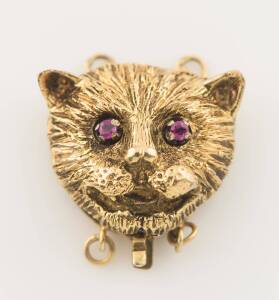 An unusual gold cat clasp, ruby eyes. 14ct yellow gold. Weight 7 grams. Length 2.3 cm.
