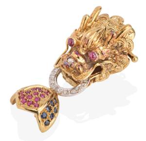 A Chinese dragon's head clasp, set with rubies, emeralds and diamonds. 14ct yellow gold. Weight 19.19 grams. Length 4.5cm.