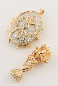 A diamond clasp, oval and pave set. 14ct yellow gold. &nbsp;Weight 9.7 grams. Length 2.6cm. To be sold with a Chinese Dragon clasp.&nbsp;