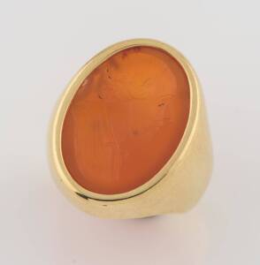 An agate signet ring, the oval panel carved with a classical profile. 18ct yellow gold. Weight 13.78 grams. Ring size Q &frac12;.