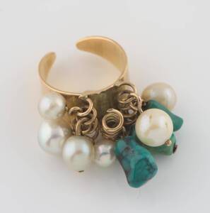 A turquoise and pearl ring. 18ct yellow gold. Weight 11.55 grams.