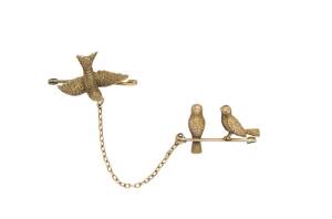 A pair of antique bird brooches, modelled as a swallow and a pair of owls. 9ct yellow gold. Weight: 2.44 grams.