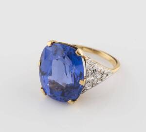A suite of blue and white stone jewellery, including a ring, pendant and pair of earrings. 18 ct yellow and white gold. Total &nbsp;weight 25.85 grams.&nbsp;