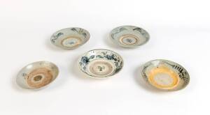 A group of 5 Chinese blue and white ceramic dishes, Ming dynasty (1358-1644), 17-15cm diameter