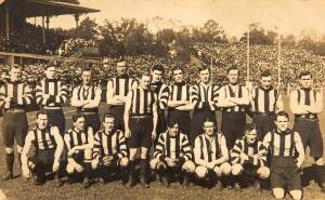 COLLINGWOOD: 1918 team photograph, size 31x20cm.