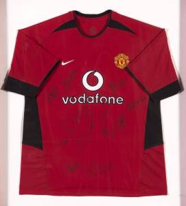 MANCHESTER UNITED: Manchester United home shirt with 14 signatures, framed & glazed, overall 81x91cm.