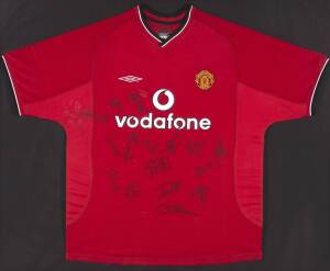 MANCHESTER UNITED: Manchester United home shirt with 17 signatures, framed & glazed, overall 125x105cm. With letter of authenticity from Manchester United FC.