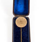 Gilt tie pin 'EXPOSITION UNIVERSELLE DE 1867 A PARIS' surrounding Coat of Arms, 'SAVARD' at base, in original case. - 2