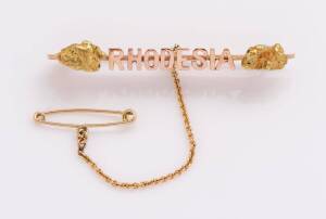 A gold "Rhodesia" nugget bar brooch. Yellow gold. Weight 4.59 grams. Length 45mm.