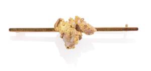 A gold and quartz nugget bar brooch. 9ct yellow gold. Weight 7.64 grams. Length 58mm. Marked 9ct.