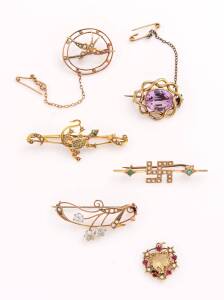 Four gold brooches and pendant. Total weight 18.74 grams. To be sold with a rolled gold amethyst brooch