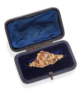 A gold and quartz nugget brooch. Yellow gold. Weight 26.05 grams. Length 44mm. Boxed. 