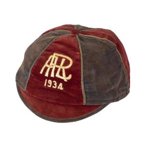 1934 AUCKLAND RUGBY LEAGUE HONOUR CAP, red & green velvet, embroidered "ARL 1934", maker's label Cox The Hatter. Good condition.