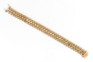 A gold bracelet, of brick-link design. 9ct yellow gold. Weight 19.6 grams. Length 20cm.