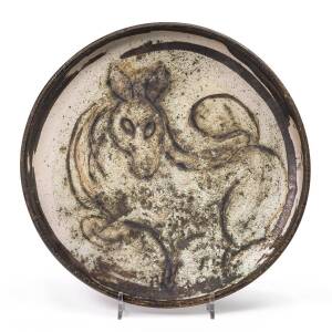 LUCY BECK Pottery plate with sgrafitto kangaroo decoration