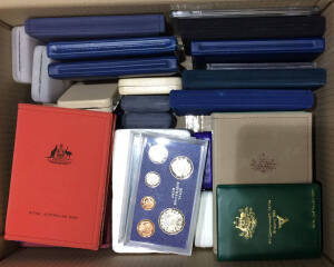 1977-2000 Proof year sets (25), cased singles with $1 1984 (2), $5 Al/Br 1988 (2), 1990 plus NZ $5 and 1994 'Enfranchisment of Women', also 1988 'Bicentennial Coin & Note Collection' and 1982 Unc set. (35 items)