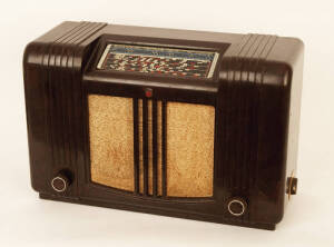 PHILIPS brown bakelite mantle radio, case in good order, original knobs & back. Powers up but no signal.