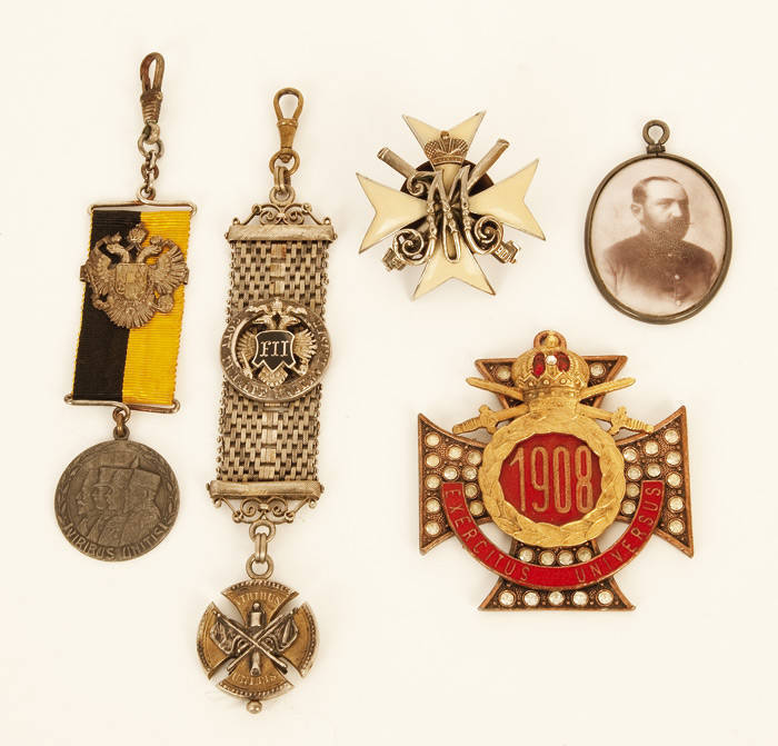 AUSTRO-HUNGARIAN Military collection: Impressive group. Noted, Habsburg silver coin buttons (7); Generals tunic buttons (8); "Viribus Unitis" fobs (2); Collar badges (Machine gunner, Mortar, Air corp etc. 7 total); cufflinks; photo pendant etc.