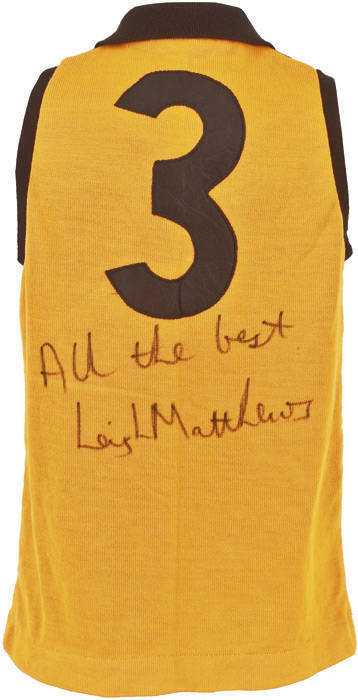 LEIGH MATTHEWS (Hawthorn), signature on Hawthorn football jumper with number "3".