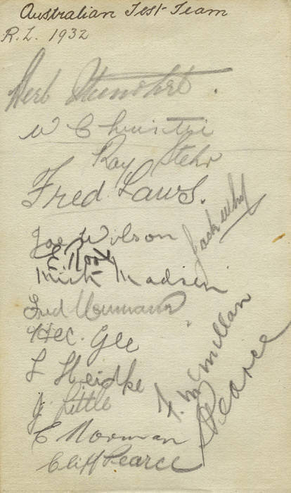 1932 AUSTRALIAN KANGAROOS, autograph page with 16 pencil signatures including Herb Steinohrt, Frank McMillan, Sid Pearce, Fred Laws, Cliff Pearce & Ray Stehr.