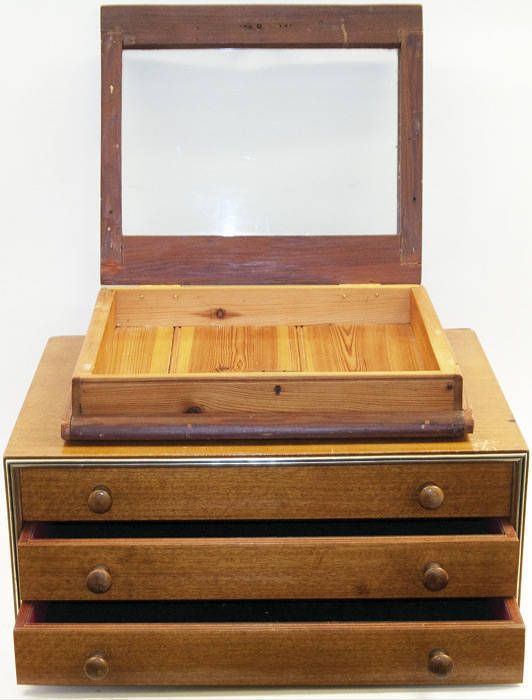 Table top and wall mount display cabinets (4) ideal for small collection or market stall; Three drawer collectors chest with felt lined drawers. Fair/Good condition.