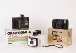 Range of photographic equipment including bakelite developing trays, safe lights, Polaroid cameras (4), Canon 518 Super 8 camera, Minette S-2 viewer editor, developing drum, "The Daylight" bulk film winder, Nikon Nuvis mini camera, Nikon L35 camera in box