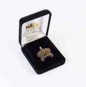 A gold pendant in the form of a violin mute, designed by Jascha Heifetz and inscribed with his signature to the reverse, 8 grams, 14 carat yellow gold. Presented in original case.These pieces were created in memory of the mute Heifetz designed to use when - 2
