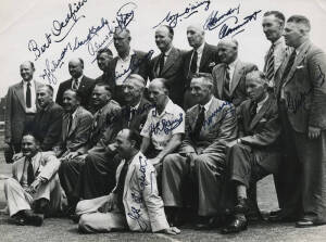 ASHES TEST LEGENDS: c1947 group photograph with 16 signatures - Warwick Armstrong, Bert Oldfield, Victor Richardson, Stan McCabe, Alan Kippax, Bill Bowes, Bill O'Reilly, Stork Hendry, Clarrie Grimmett, George Duckworth, Arthur Gilligan, Bill Woodfull, Her