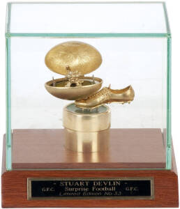 STUART DEVLIN SURPRISE FOOTBALL: quality collectable designed by Stuart Devlin, goldsmith & jeweller to Her Majesty the Queen, for the Geelong Football Club. Comprising a 9ct gold football, with cat, football boot, ground and swear box made from sterling 