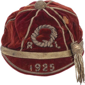 1925 QUEENSLAND RUGBY LEAGUE CAP, maroon velvet with wire embroidered "Q/ RL" on front, and "1925" on brim, made by D.S.Carter, Brisbane. VG condition.