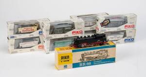 PIKO: HO scale BR86 steam locomotive together with 8 different beer wagons: 5420054202, 54207, 54217, 54218, 54898, 95094 & 95441. All in maker's boxes. (9 items).