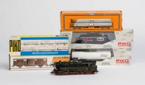 PIKO: HO scale BR95 steam locomotive [50037] together with 5 freight cars. All NIB. (6 items).
