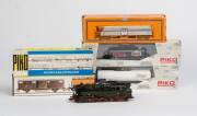 PIKO: HO scale BR95 steam locomotive [50037] together with 5 freight cars. All NIB. (6 items).