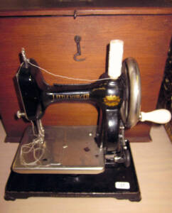 LITTLE WORKER antique hand crank table top portable sewing machine. Made in the U.S.A. with 1911 patent. With homemade timber box. G condition.