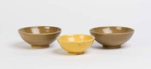 HAROLD HUGHAN Group of three pottery bowls
