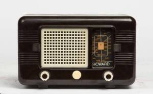 Howard brown bakelite radio with cream bakelite grill