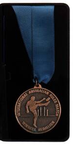 1987 VFL EXHIBITION MATCHES - "THE BATTLE OF BRITAIN": 11 Oct.1987 North Melbourne v Carlton in London. Winners Medallion in original case. [North Melbourne 16.8.104 d Carlton 13.13.91 in a brutal match at the Oval].