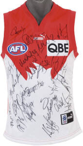 SYDNEY SWANS: Sydney Swans jumper with c24 signatures, c2005 including Paul Williams, Leo Barry, Sean Dempster, Darren Jolly & Brett Kirk.