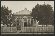 Northern Territory: Darwin: ‘Town Hall Darwin NT’ postcard showing sandstone building with corrugated iron roof, unused, fine condition.