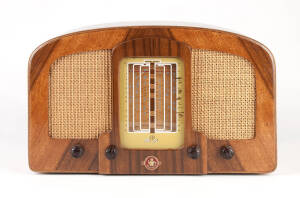 PETER PAN: Timber case table radio with curved top circa 1948