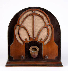 SILVERTONE: Cathedral case timber mantle radio 1932.