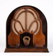 SILVERTONE: Cathedral&nbsp;case timber mantle radio 1932.