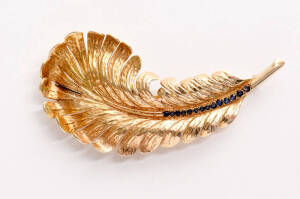 BROOCH: Leaf shaped 14ct gold brooch set with 14 sapphires. 12 grams