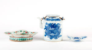 A Chinese blue and white teapot and cover 13cm high and two oval offering dishes 13 and 22cm wide